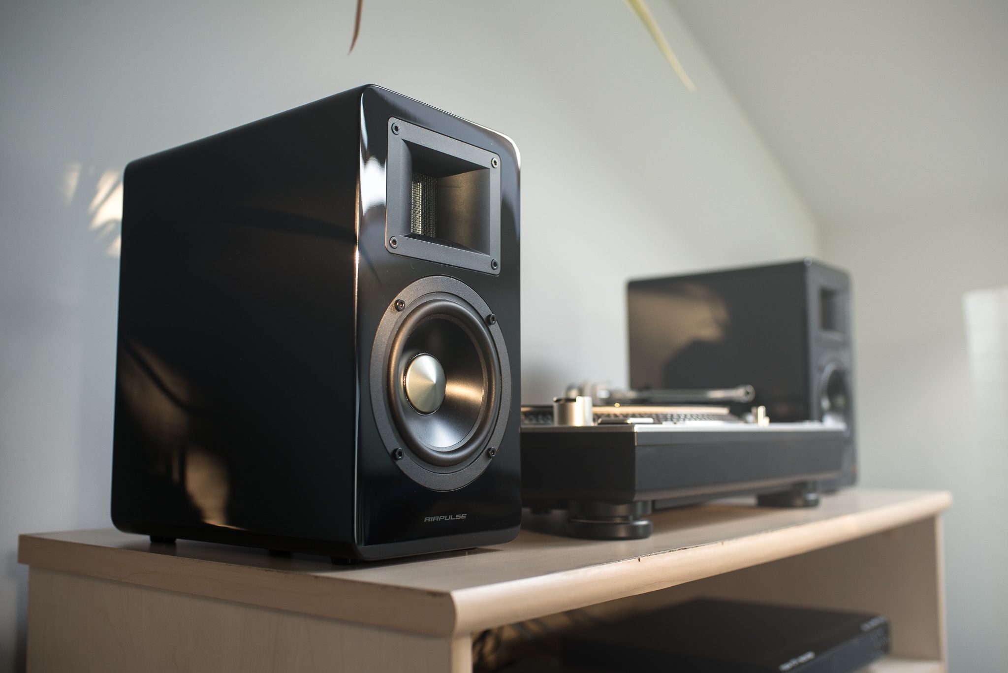 THE AIRPULSE A100 ACTIVE BOOKSHELF SPEAKERS THE AIRPULSE A100 ACTIVE BOOKSHELF SPEAKERS
